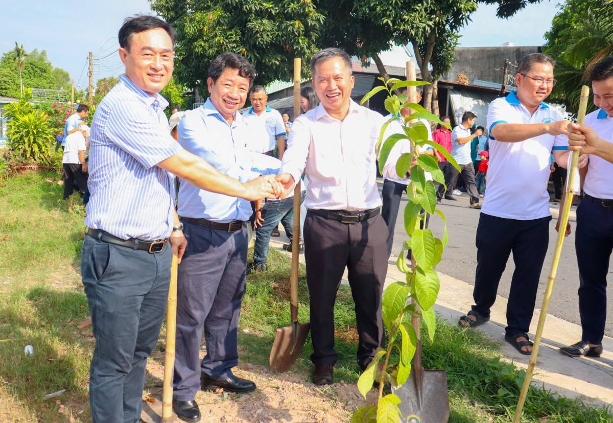 Xã Bình Mỹ ra quân “Ngày Chủ nhật xanh” lan tỏa phong trào trồng cây vì môi trường xanh