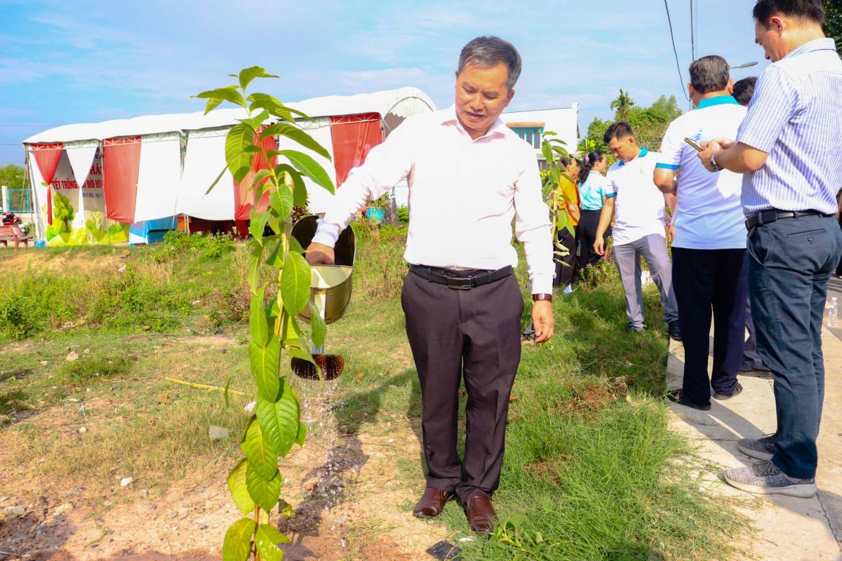 Xã Bình Mỹ ra quân “Ngày Chủ nhật xanh” lan tỏa phong trào trồng cây vì môi trường xanh