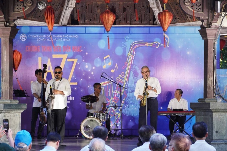 Những sân khấu mở bên hồ Gươm, trở thành “đặc sản” cuối tuần của Hà Nội