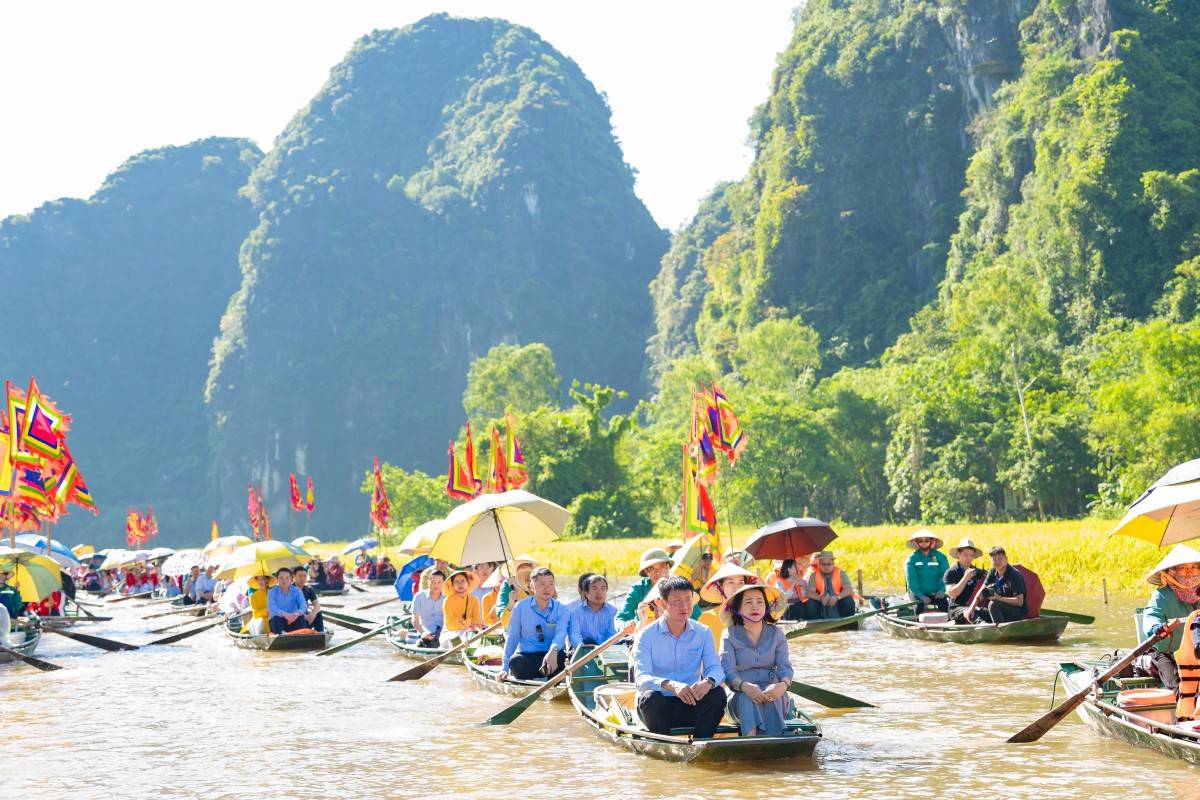 Các đại biểu tham dự nghi lễ  rước sản vật trên dòng Ngô đồng (6)