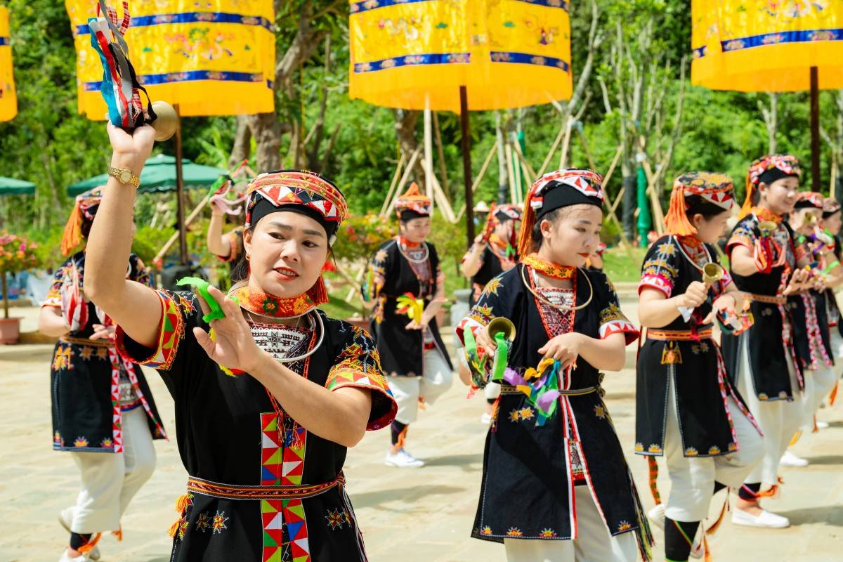 Màn đồng diễn rộn rã rộn ràng của người đồng bào dân tộc Giao