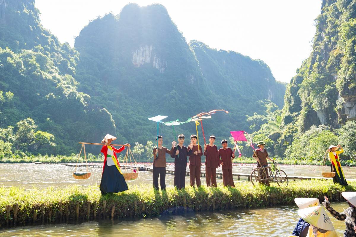 Hoạt cảnh được bố trí 2 bên bờ dòng sông Ngô Đồng