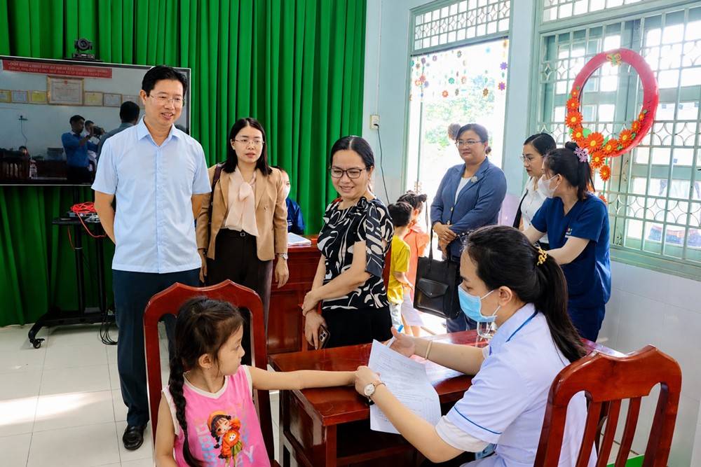 Phó Chủ tịch Ủy ban nhân dân tỉnh Huỳnh Minh Tuấn giám sát công tác triển khai tại Trường Mầm non Tịnh Thới