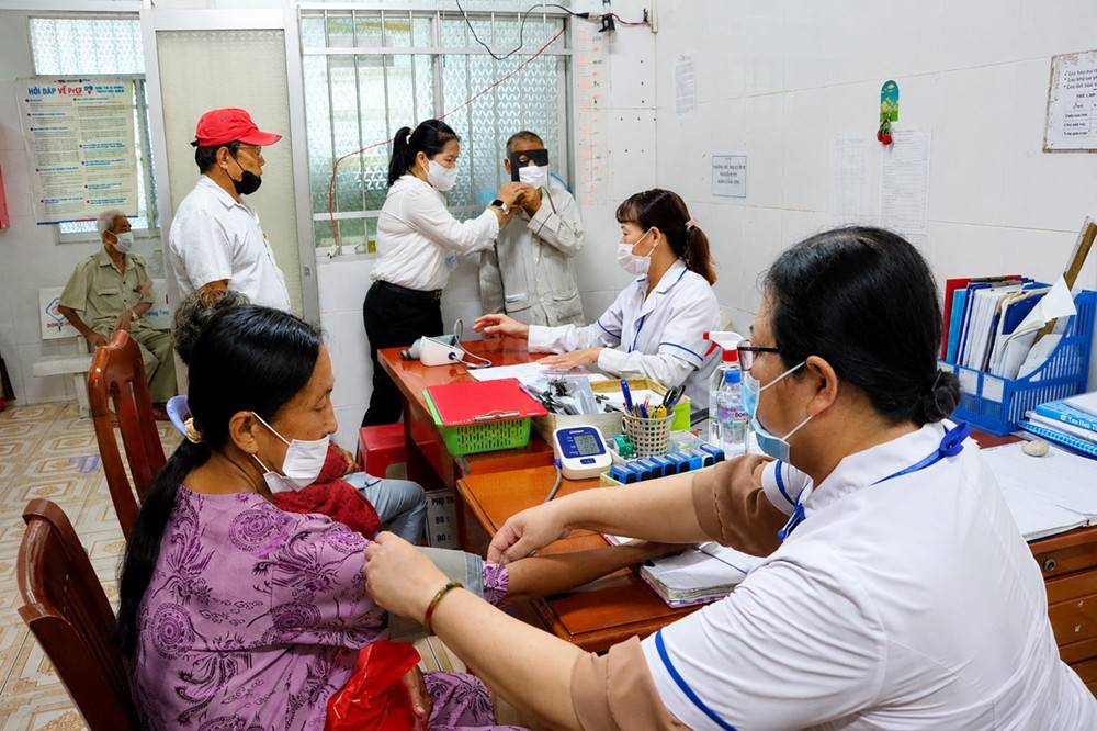 Người dân bày tỏ sự phấn khởi khi được tiếp cận dịch vụ y tế miễn phí ngay tại địa phương