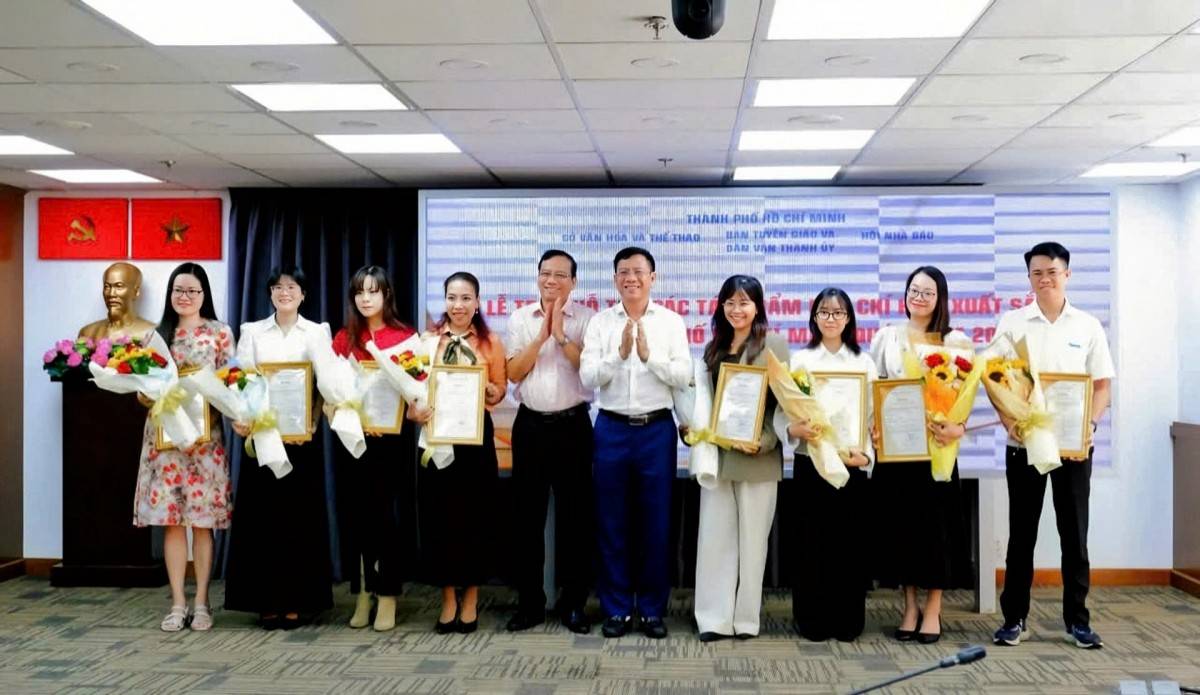 Ông Nguyễn Minh Hải, Trưởng phòng Tuyên truyền, Báo chí - Xuất bản, Ban Tuyên giáo và Dân vận Thành ủy TP.HCM, ông Nguyễn Ngọc Hồi, Phó Giám đốc Sở Văn hóa và Thể thao TP.HCM, trao thư khen cho các tác giả.