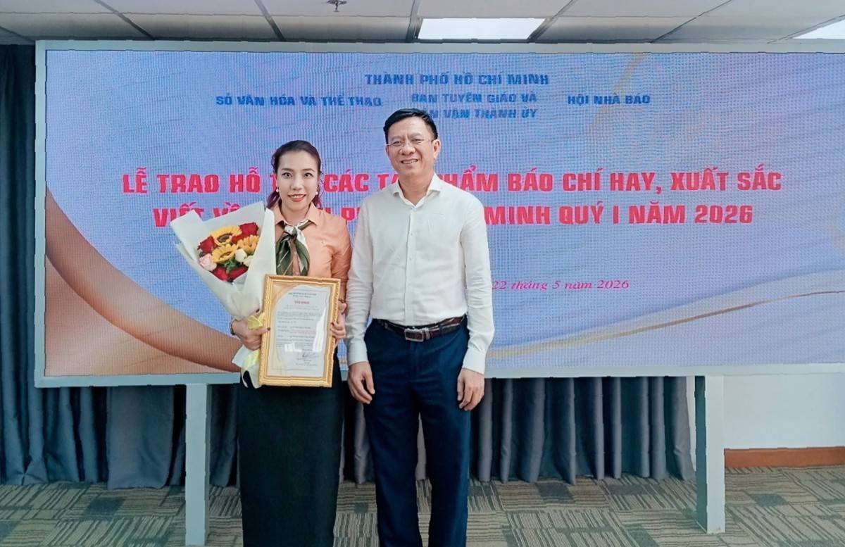 Ông Nguyễn Ngọc Hồi, Phó Giám đốc Sở Văn hóa và Thể thao TP. Hồ Chí Minh (phải) chúc mừng phóng viên Tạp chí Doanh nghiệp và Hội nhập.