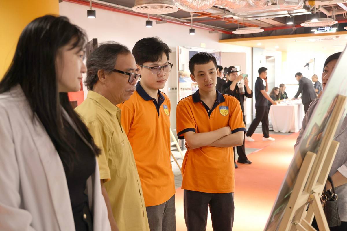 Ths. KTS Nguyễn Xuân Phúc - Phó Chủ tịch Hiệp Hội thiết kế TPHCM- VDAS, Cố vấn Khoa Kiến trúc - Mỹ thuật Trường Đại học HUTECH, TPHCM chia sẻ với sinh viên tại triển lãm.