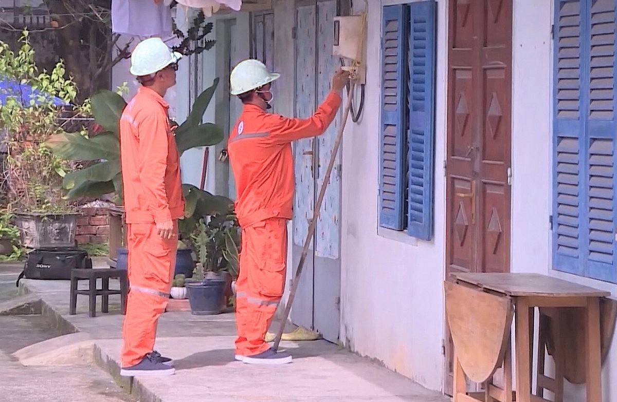 Nhân viên ngành điện miền Nam thường xuyên phối hợp với các đơn vị liên quan tuyên truyền, hướng dẫn các chủ nhà trọ thực hiện các quy định về giá điện cho người thuê nhà. Ảnh: EVNSPC