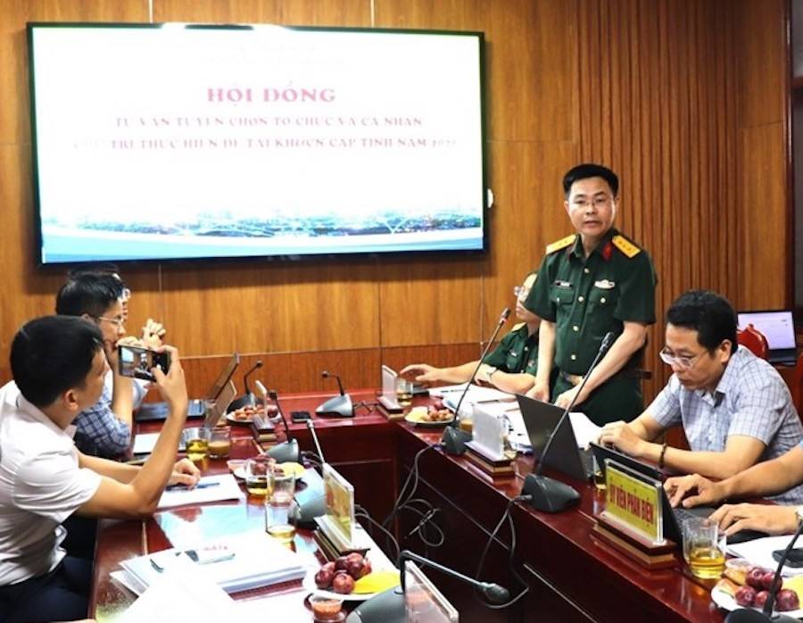 TS. Phan Quốc Yên - Đại diện nhóm nghiên cứu trình bày thuyết minh đề tài