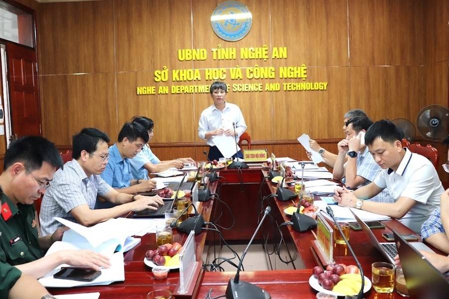 PGS. TS. Hoàng Hữu Việt - Phó Viện trưởng Viện Kỹ thuật Công nghệ (Đại học Vinh), Chủ tịch Hội đồng chủ trì cuộc họp