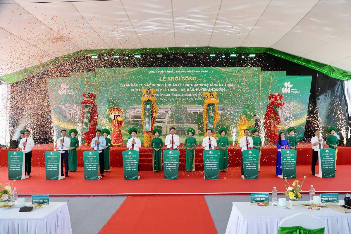 Các đại biểu thực hiện nghi thức bấm nút khởi công Dự án.