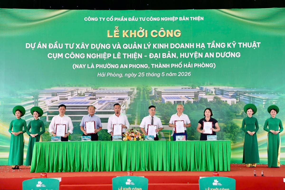 Đại diện các doanh nghiệp ký kết hợp tác đầu tư vào Cụm công nghiệp Lê Thiện - Đại Bản