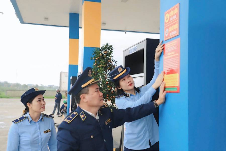 dán thông báo đường dây nóng của Chi cục Quản lý thị trường và đội quản lý địa bàn tại các cửa hàng kinh doanh xăng dầu để người dân kịp thời phản ánh các hành vi vi phạm pháp luật trong kinh doanh xăng dầu.