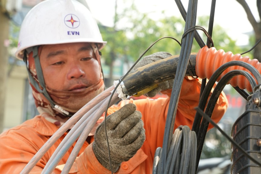 Hà Tĩnh ghi nhận phụ tải điện cao kỷ lục, khuyến cáo người dân tiết kiệm điện giờ cao điểm