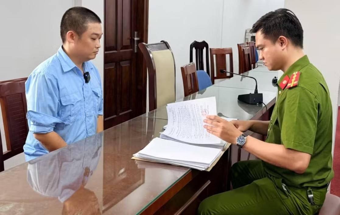 Đỗ Minh Đức là đầu mối tiếp nhận vàng. Tuy nhiên Đức chỉ có vai trò trung gian, tổ chức thuê người vận chuyển và giao vàng cho nhóm “chân rết” đang thuê nhà trên địa bàn tỉnh Bắc Ninh. 