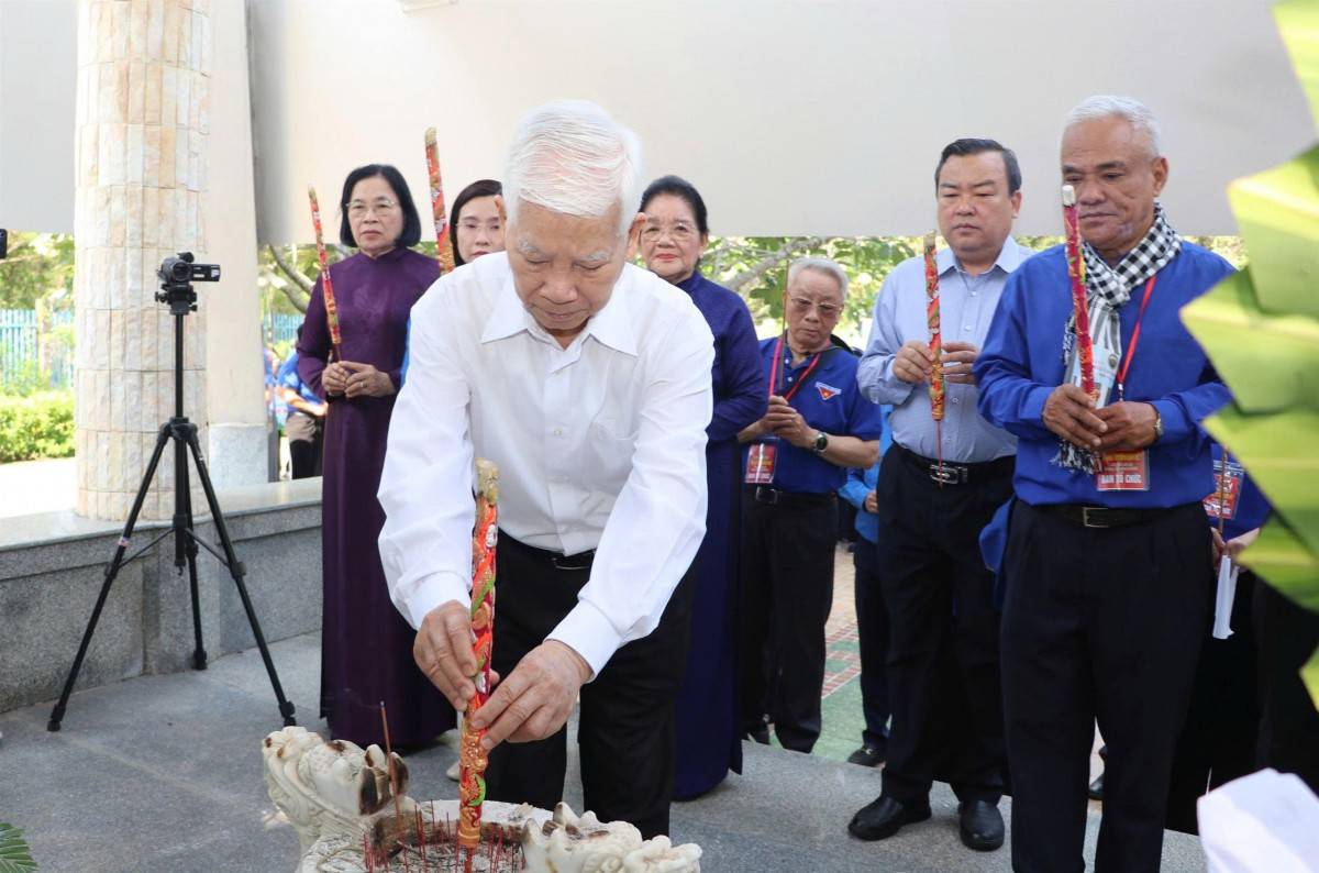 Nguyên Ủy viên Bộ Chính trị, nguyên Chủ tịch nước, nguyên Bí thư Trung ương Đoàn Nguyễn Minh Triết thắp hương tưởng nhớ các anh hùng, liệt sĩ tại Bia lưu niệm Thanh niên Nhân dân Cách mạng Việt Nam
