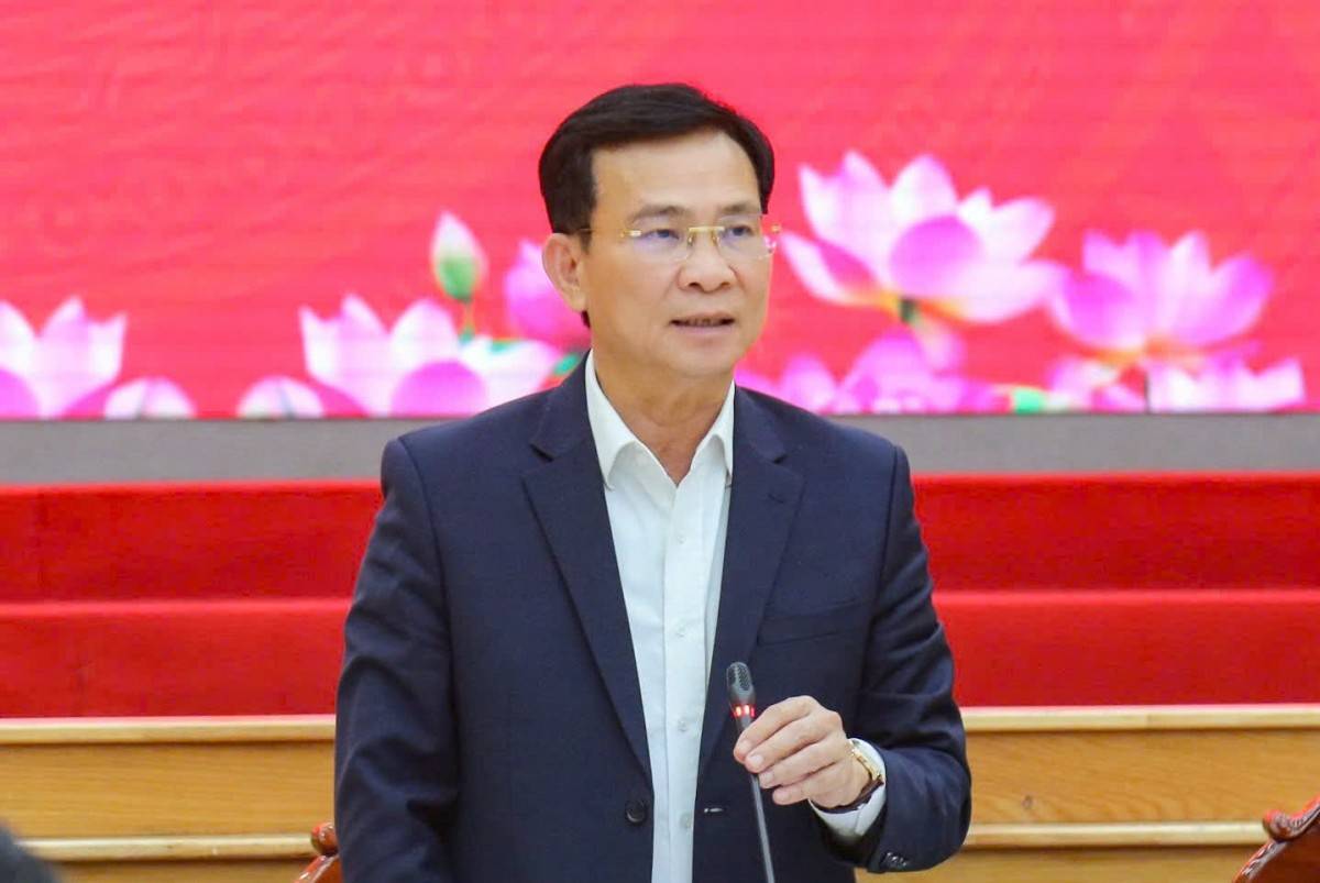 Ông Hồ Văn Mười, Ủy viên BCH Tung ương Đảng, Phó Bí thư Tỉnh ủy, Chủ tịch UBND tỉnh điều hành phiên thảo luận tại Hội nghị Điều chỉnh Quy hoạch tỉnh Lâm Đồng hướng tới tăng trưởng xanh