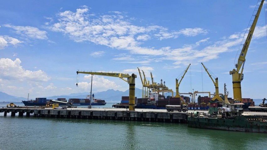 Đà tăng trưởng tiếp tục được duy trì trong năm 2026. Tính từ đầu năm đến ngày 15/5/2026, tổng lượng hàng hóa thông qua khu vực cảng biển Quảng Ngãi đạt hơn 24,5 triệu tấn, bằng 123,5% so với cùng kỳ năm 2025.