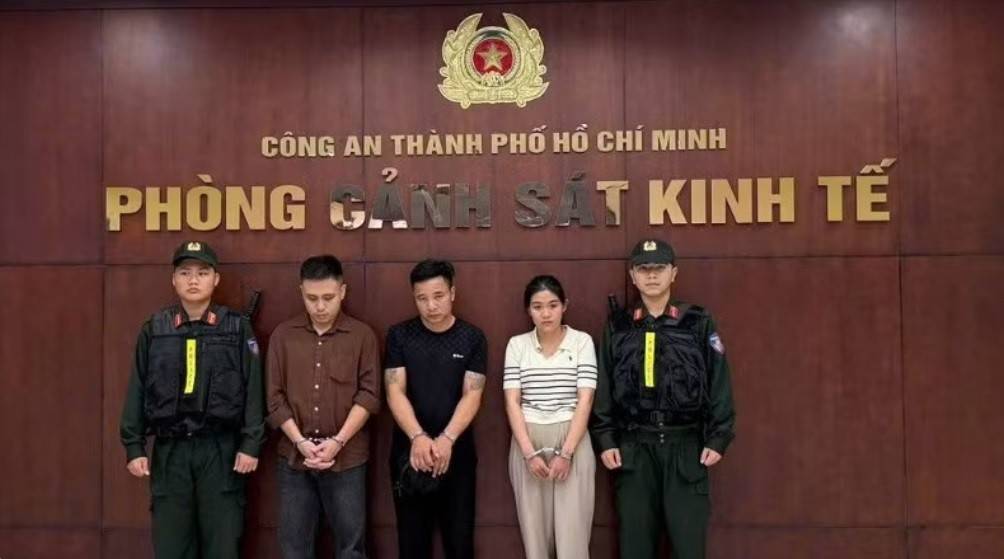 Ba bị can Đặng Tuấn Vũ (áo nâu), Mai Quý Dương (áo đen) và Lê Ngọc Anh.