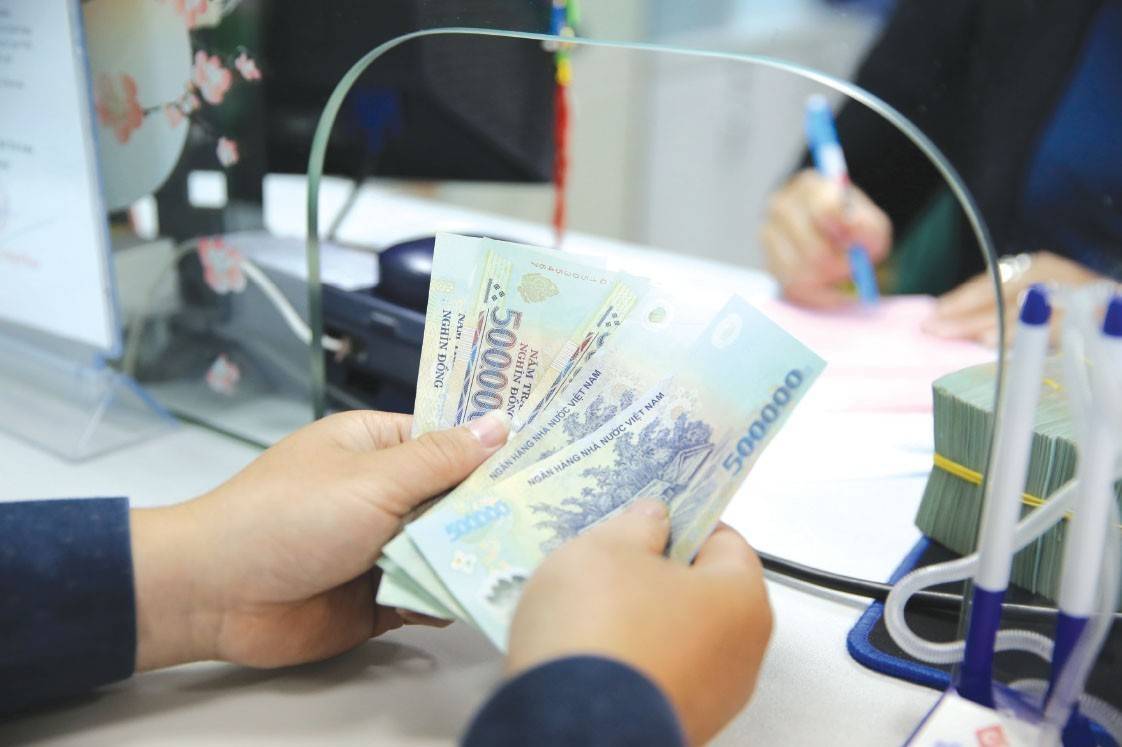 Dòng tiền tiết kiệm tiếp tục chảy mạnh vào ngân hàng, tiền gửi của dân cư vượt 10,38 triệu tỷ đồng