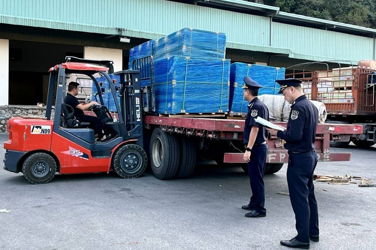 Xuất nhập khẩu 4 tháng đầu năm tăng vọt, Việt Nam nhập siêu hơn 7,6 tỷ USD
