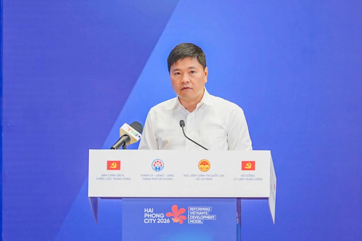 ông Hoàng Minh Cường, Phó Chủ tịch UBND thành phố tham luận tại Hội thảo.