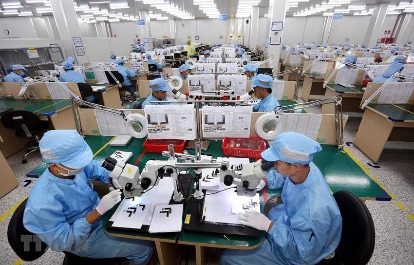 Sản xuất linh kiện điện tử là quá trình chế tạo, gia công, lắp ráp các thành phần cơ bản, các phần tử cấu tạo nên mạch điện, thiết bị điện tử. Đây là một ngành công nghiệp công nghệ cao, đòi hỏi sự chính xác, tỉ mỉ và tuân thủ nghiêm ngặt các tiêu chuẩn kỹ thuật.