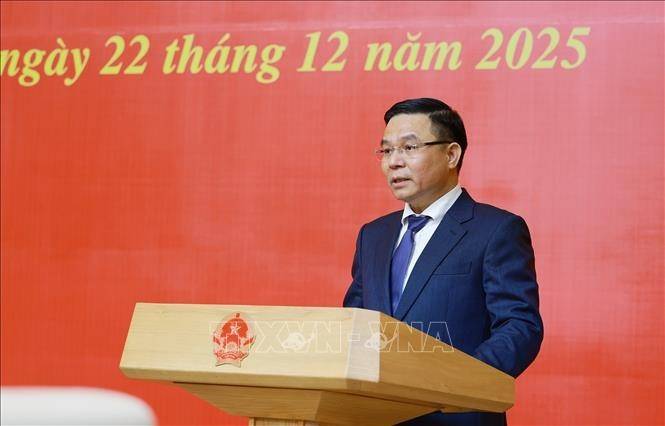Bộ trưởng Bộ Công Thương Lê Mạnh Hùng đã yêu cầu Tập đoàn Điện lực Việt Nam cùng các đơn vị liên quan rà soát, cập nhật toàn bộ kịch bản cung ứng điện năm 2026, bảo đảm không để xảy ra thiếu điện trong bất kỳ tình huống nào (Ảnh TTXVN).