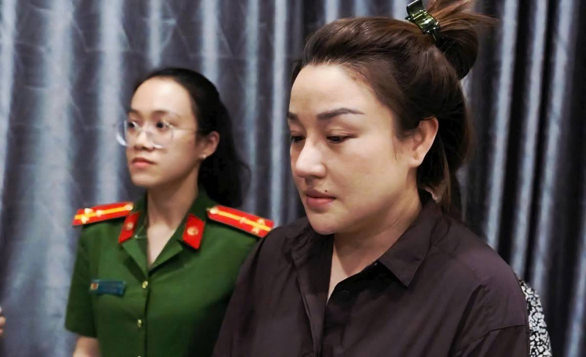  Cơ quan Cảnh sát điều tra Công an tỉnh Đắk Lắk thi hành Lệnh khám xét khẩn cấp chỗ ở đối với Trần Thị Phi Yến. Ảnh: Công an tỉnh Đắk Lắk.