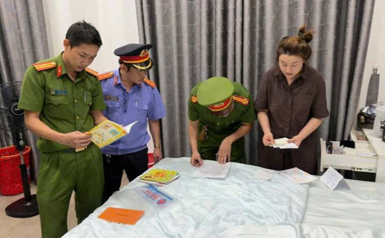  Cơ quan Cảnh sát điều tra Công an tỉnh Đắk Lắk thi hành Lệnh khám xét khẩn cấp chỗ ở đối với Trần Thị Phi Yến. Ảnh: Công an tỉnh Đắk Lắk.