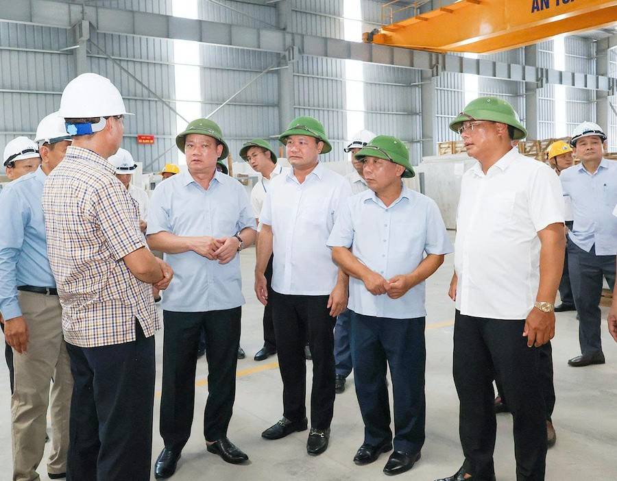 Bí thư Tỉnh uỷ Nghệ An Nguyễn Khắc Thận thăm Nhà máy chế biến đá ốp lát xuất khẩu sang các thị trường Trung Đông, Ấn Độ, Trung Quốc, Mỹ, Nhật của Công ty Hoàng Gia