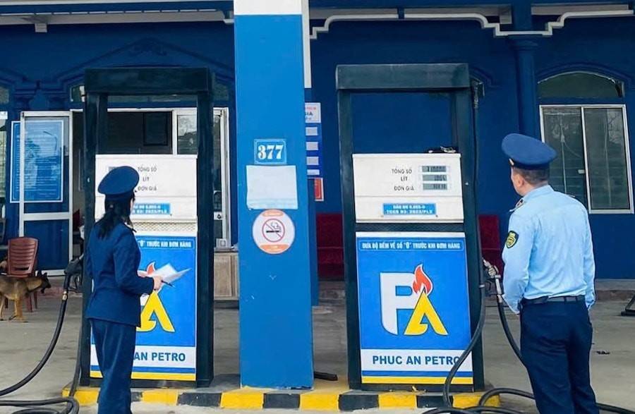 Lực lượng chức năng Nghệ An kiểm tra công tác chuẩn bị chuyển sang kinh doanh xăng E10 tại các cơ sở kinh doanh xăng dầu trên địa bàn