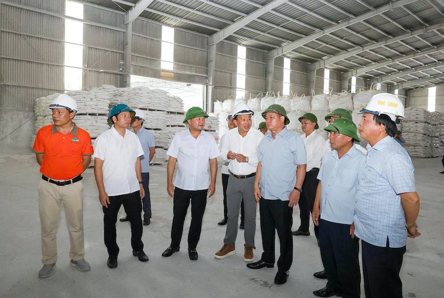 Bí thư Tỉnh uỷ Nghệ An Nguyễn Khắc Thận thăm Nhà máy chế biến bột đá xuất khẩu của Công ty Cổ phần Khoáng sản và Thương mại Trung Hải 