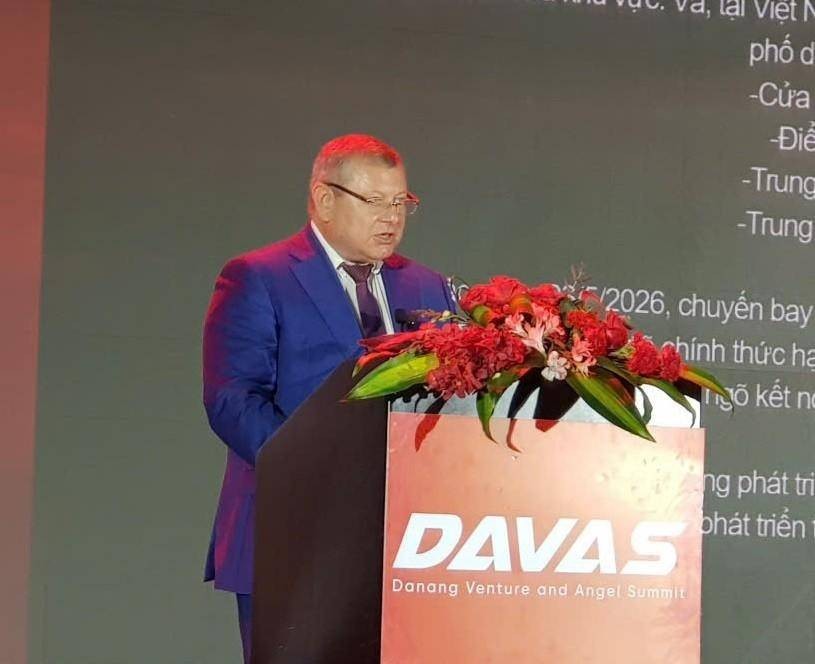 hủ tịch Quỹ Đổi mới sáng tạo và Phát triển xã hội Liên bang Nga Guley Sergey Nikolaevich trình bày tham luận tại lễ khai mạc.