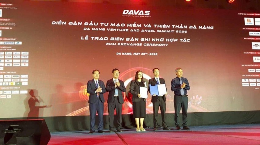Phó Chủ tịch UBND thành phố Hồ Quang Bửu, Viện trưởng Viện Đổi mới sáng tạo Quốc gia Phạm Hồng Quất và Giám đốc Sở Khoa học và Công nghệ thành phố Nguyễn Thanh Hồng chứng kiến việc trao biên bản ghi nhớ hợp tác giữa các đơn vị.