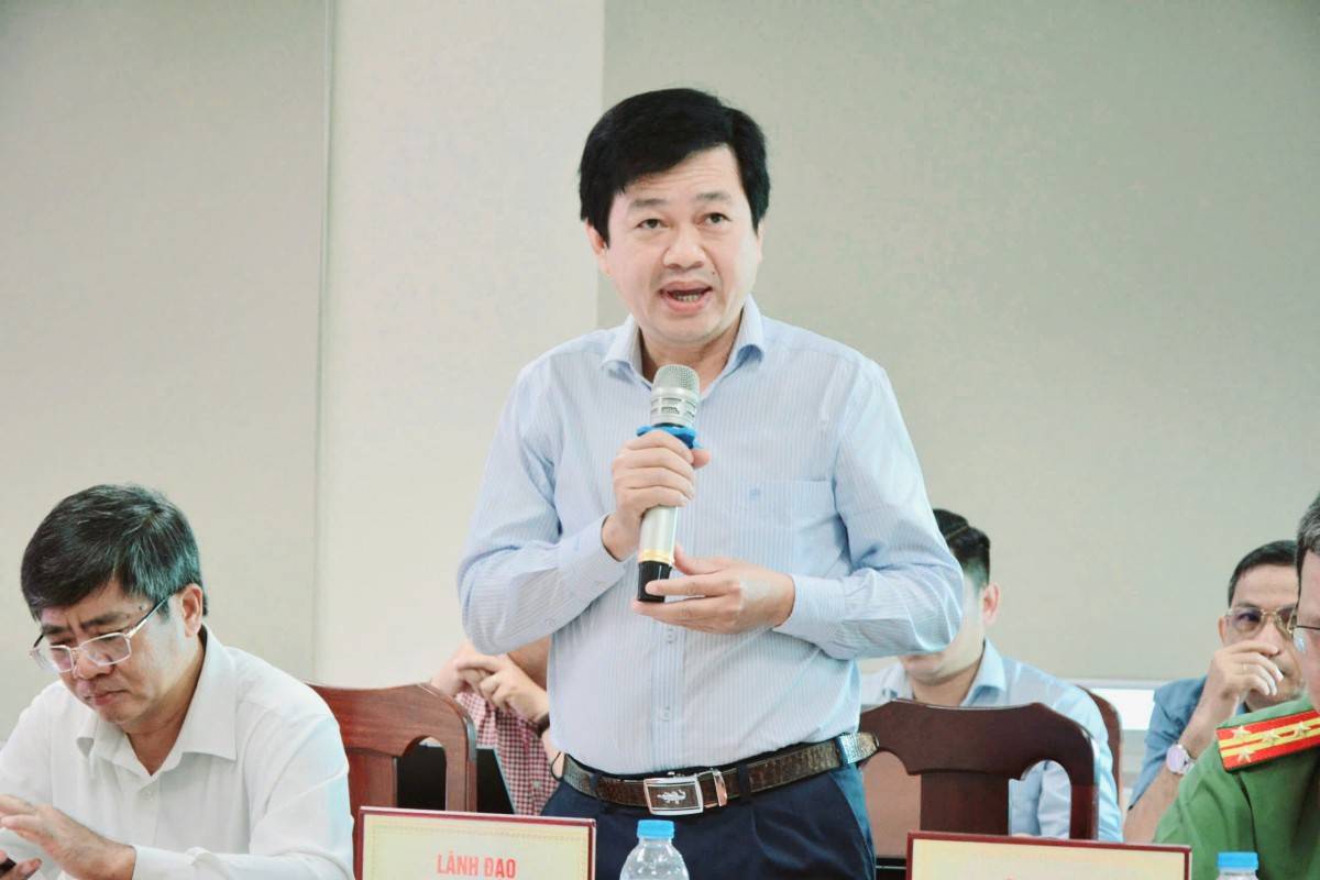 Lãnh đạo Văn phòng UBND tỉnh Đồng Tháp thông tin về tình hình kinh tế - xã hội tại buổi họp báo.