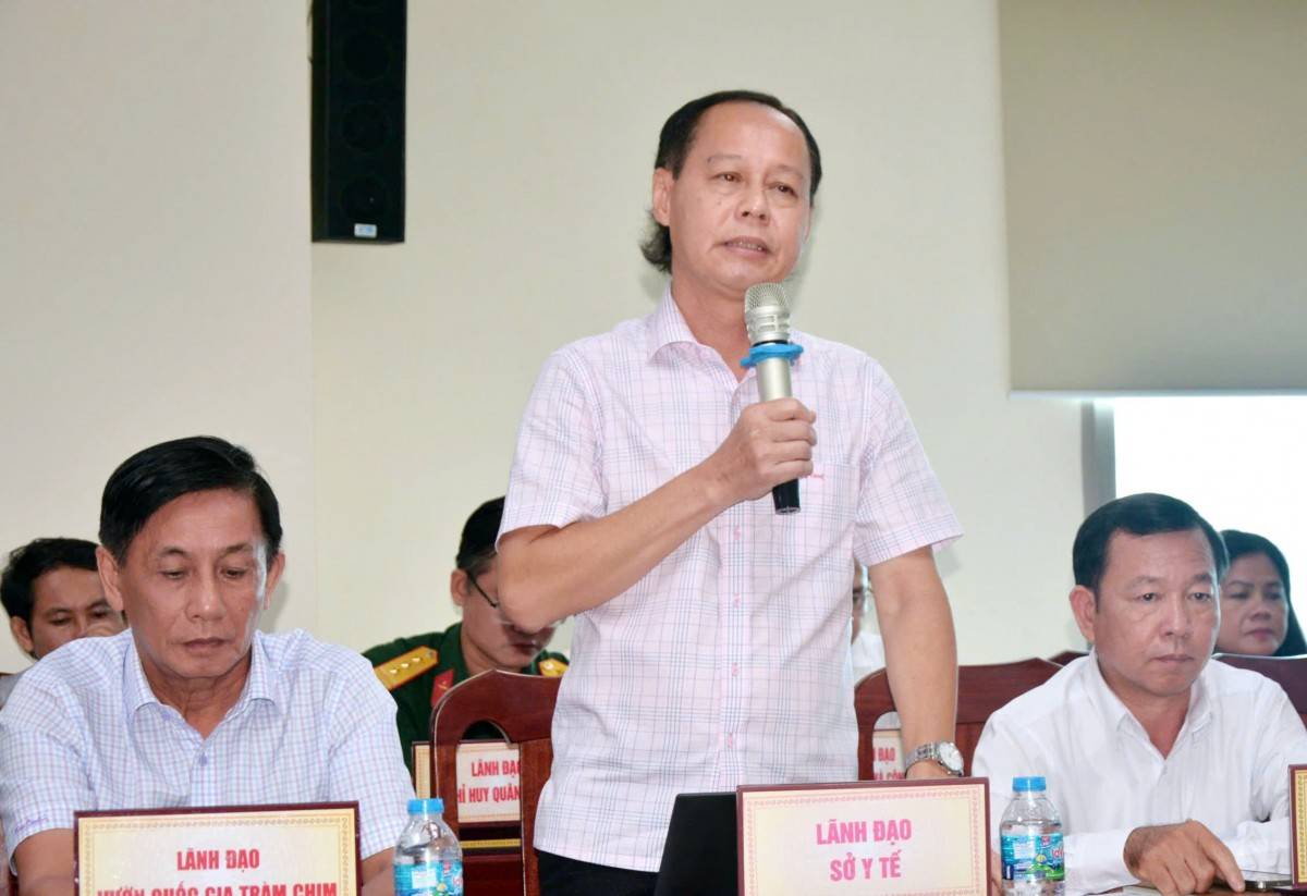 ãnh đạo Sở Y tế tỉnh Đồng Tháp thông tin về vấn đề khám chữa bệnh và phòng chống dịch bệnh trên địa bàn.