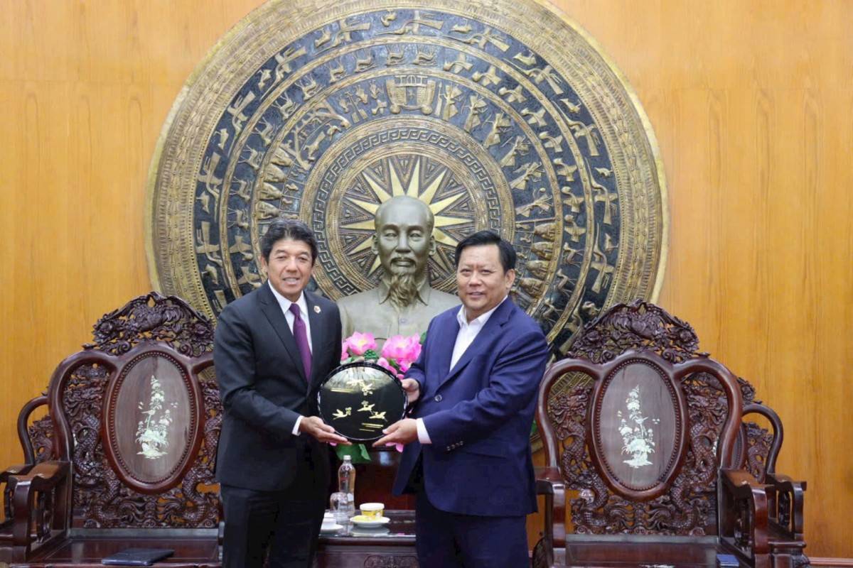 Lãnh đạo hai bên đã trao quà lưu niệm tại buổi làm việc.