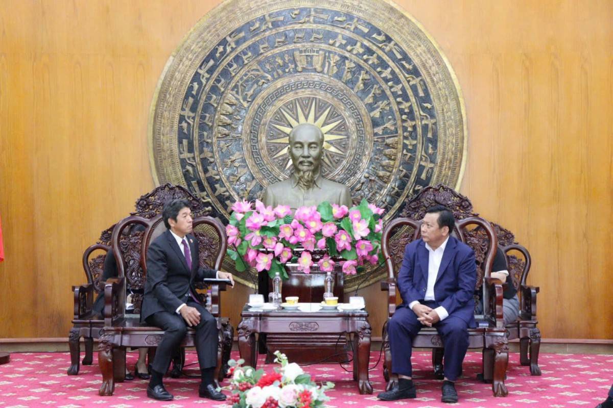 Phó Chủ tịch UBND tỉnh Huỳnh Văn Sơn (bên phải) tiếp Chủ tịch Hiệp hội Doanh nghiệp Nhật Bản tại TP.Hồ Chí Minh Kume Kunihide
