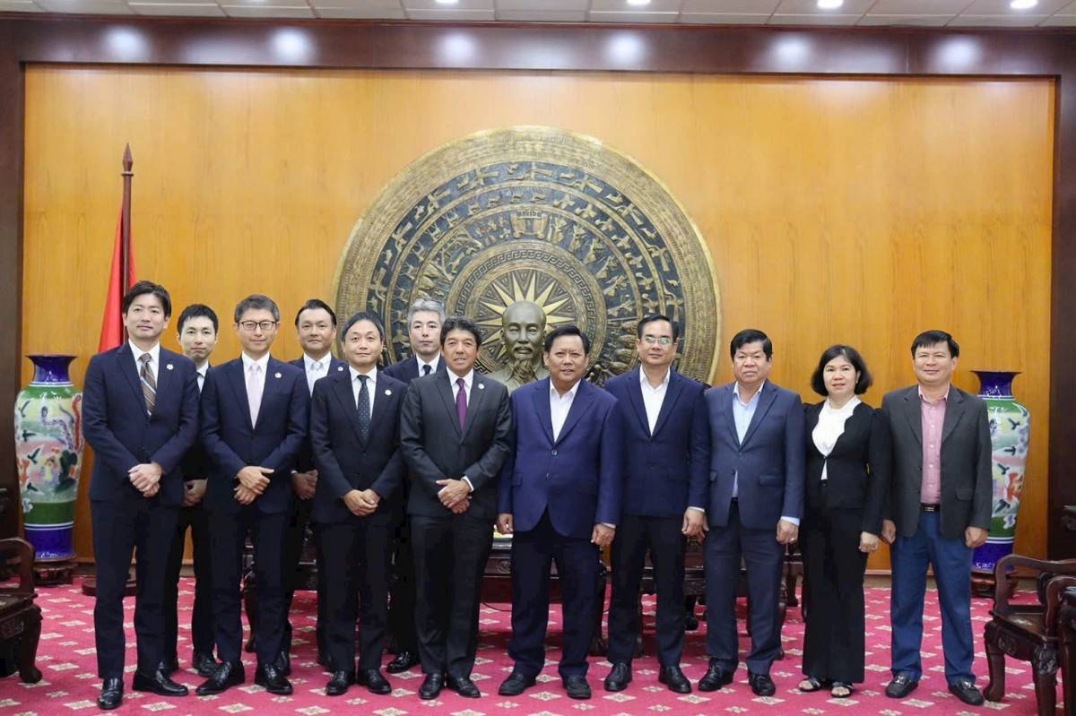 Các đại biểu chụp ảnh kỷ niệm .