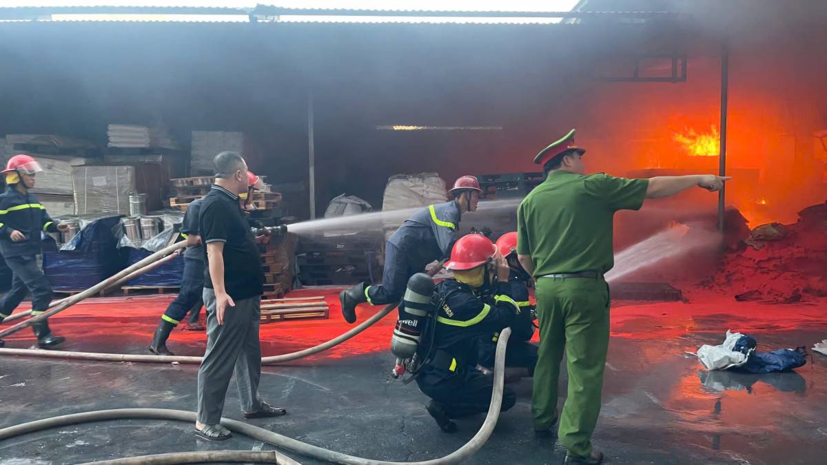 Phú Thọ: Hai doanh nghiệp bốc cháy chỉ cách nhau vài giờ