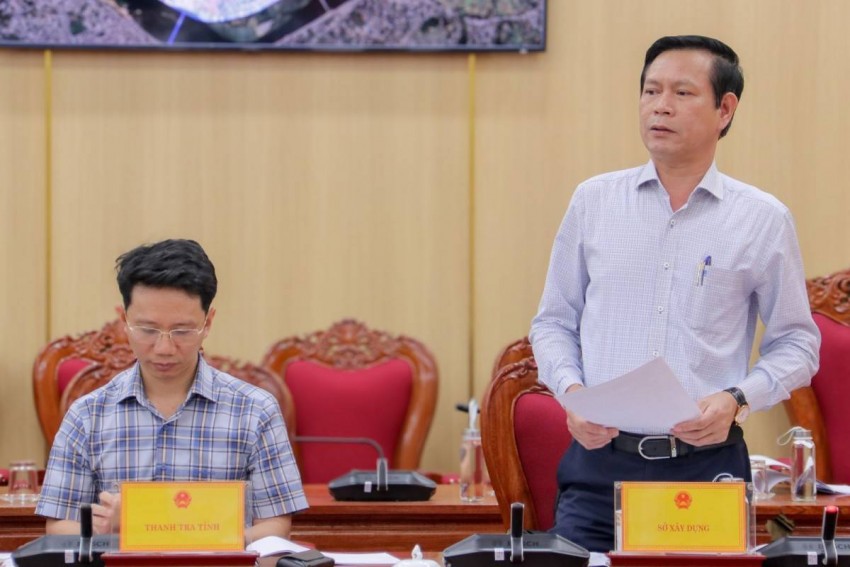 Phó Giám đốc Sở Xây dựng Nguyễn Hữu Hồng báo cáo tại cuộc họp