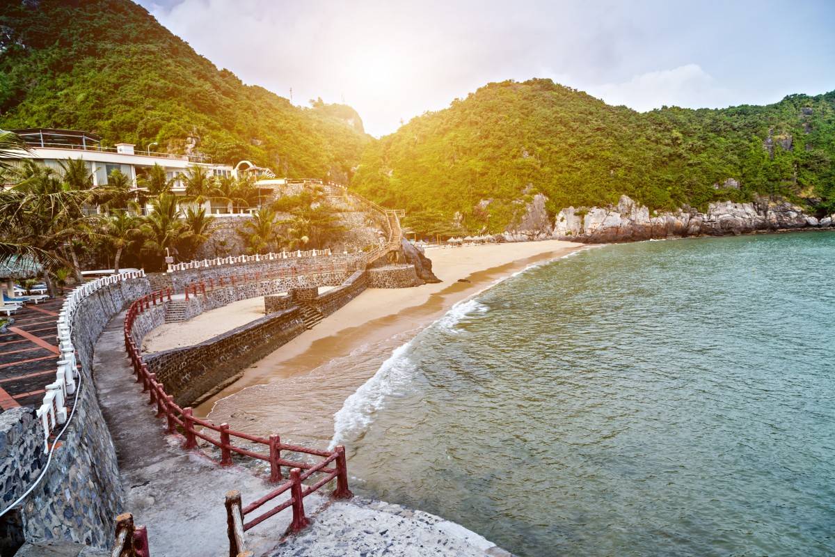 Đảo Cát Bà liên tục gây chú ý trên báo quốc tế nhờ vẻ đẹp nguyên sơ và trải nghiệm độc đáo