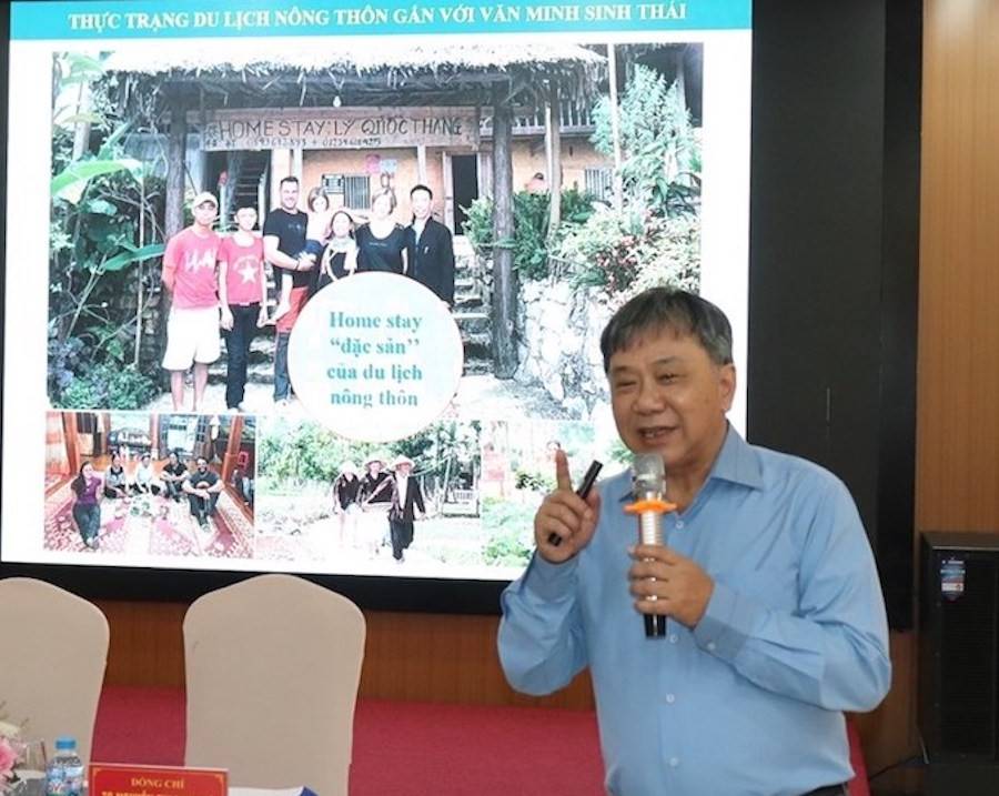 PGS.TS. Phạm Trung Lương, nguyên Phó Viện trưởng Viện Nghiên cứu Phát triển Du lịch trao đổi về cơ sở lý luận phát triển du lịch nông thôn và chuỗi giá trị du lịch nông thôn tại Hội thảo