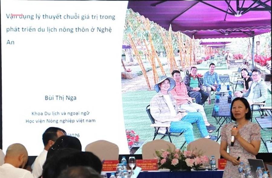 PGS.TS. Bùi Thị Nga, Khoa Du lịch và Ngoại ngữ, Học viện Nông nghiệp Việt Nam trao đổi về vận dụng lý thuyết chuỗi giá trị trong phát triển du lịch nông thôn ở Nghệ An tại Hội thảo