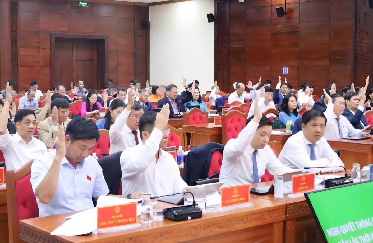 Đại biểu biểu quyết thông qua các nghị quyết tại kỳ họp.