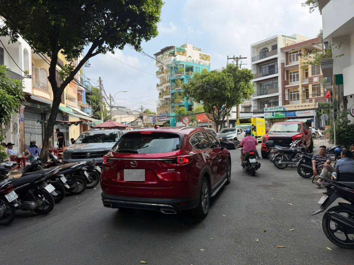 TP. Hồ Chí Minh: Đỗ xe trái phép, chiếm dụng đường nội bộ cư xá Nguyên Hồng gây bức xúc
