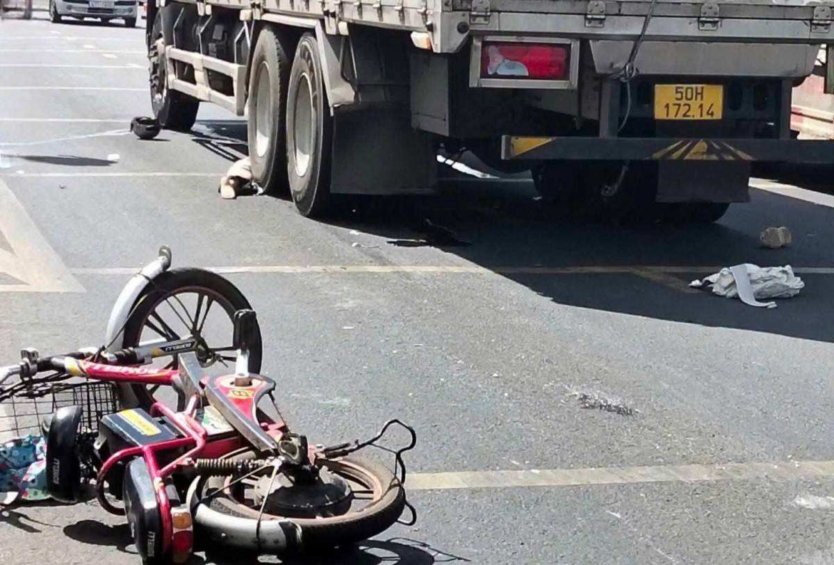 Đắk Lắk: Nữ sinh đi xe đạp điện tử vong thương tâm dưới bánh xe tải