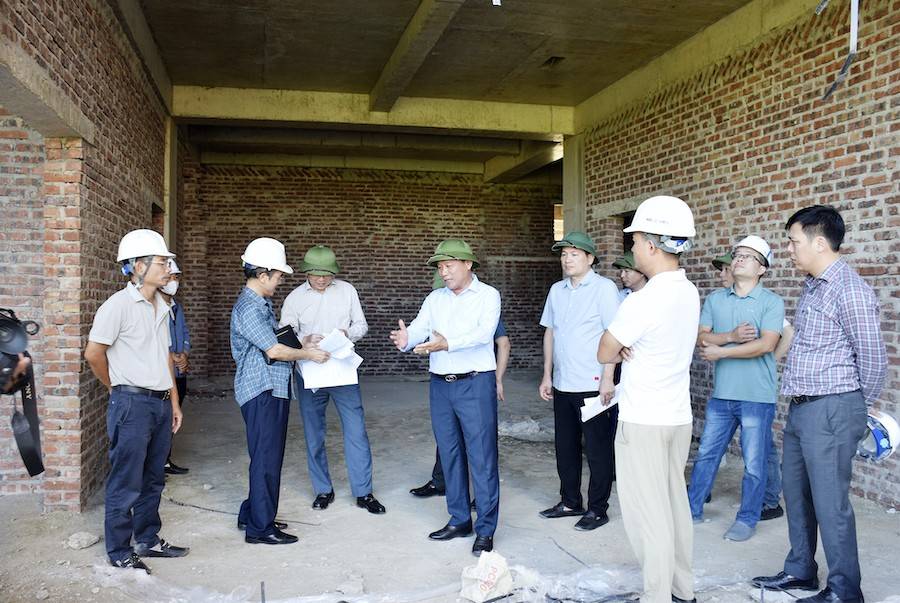 Ông Hoàng Phú Hiền - Phó Chủ tịch UBND tỉnh Nghệ An trao đổi với Chủ đầu tư (Công ty Cổ phần Đầu tư thương mại và Dầu khí Nghệ An )về tiến độ hoàn thành dự án 