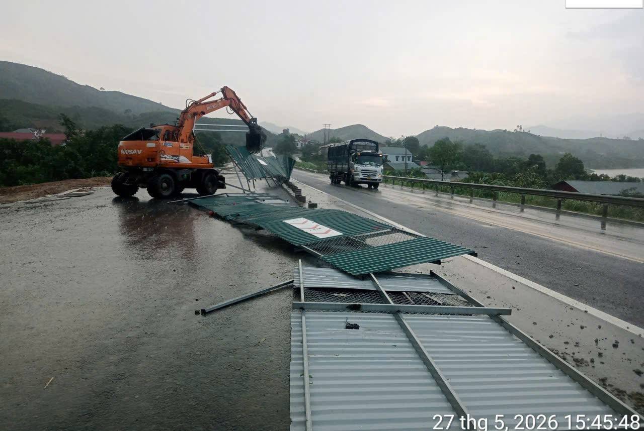 Giông lốc làm đổ hàng rào trên cao tốc Nội Bài - Lào Cai: Cảnh báo chất lượng và an toàn thi công